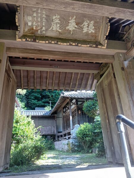 ファイル:0103清水寺山門から見た本堂.JPG