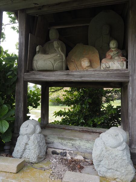 ファイル:1307境内石仏.JPG